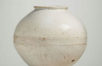 １８世紀「朝鮮の月壺」、米クリスティ競売で６０億ウォンで落札