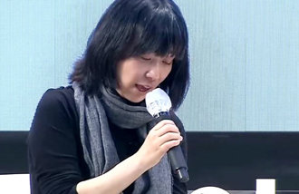 韓江氏は肌に雪を当てて「冷たい」と書く