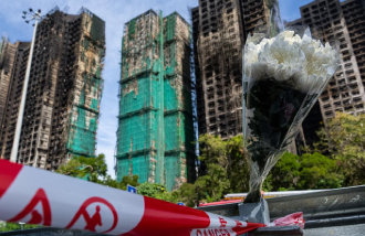 香港の高層住宅火災惨事、世界各地から弔意と寄付続く