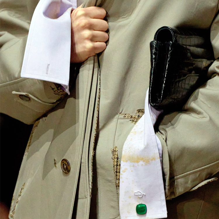 얼룩진 소매·찢긴 봉제선… 낡아서 더 아름다운 패션