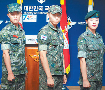 韓國全體將士從8月起肩掛太極旗 東亞日報