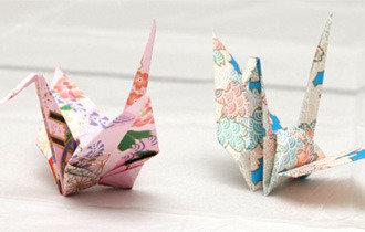 Obama makes paper cranes in commemoration of young victim in Hiroshima