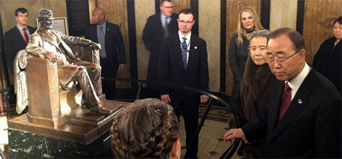 Ban Ki-moon visits Lincoln’s tomb