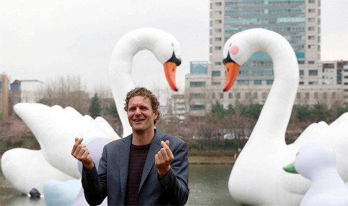 Dutch artist's 'Sweet Swan' floats on Seokchon Lake