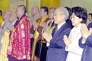 Lee Hoi-Chang and his wife joining their hands