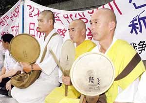 Japanese Monk Oppose to Junichiro Koizumi`s Visit to Shrine