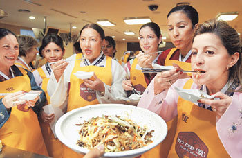 Ambassadors` Wives Trying Japchae