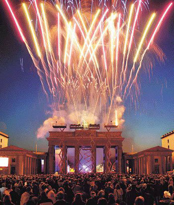 Cannon Salute in Berlin Marks EU s 50th Anniversary
