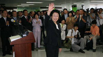 Ex-PM Han Myeong-sook Declares Her Candidacy