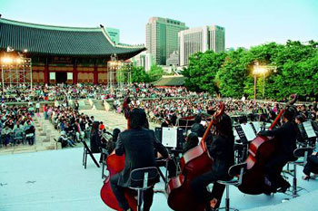 Outdoor Concert at Deoksu Palace