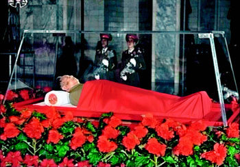 Kim Jong Il`s body unveiled