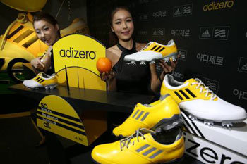 Ultra-lightweight golf shoes