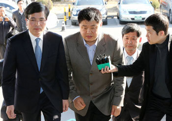 Maligned hoops coach goes to court