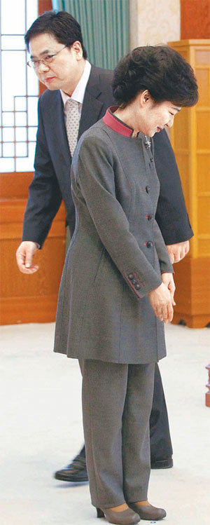 Senior pres. secretaries sworn in