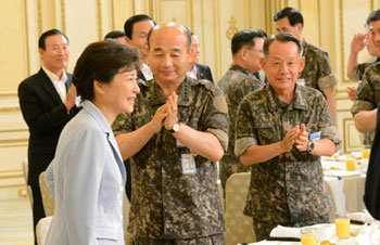 President Park meets with top military commanders