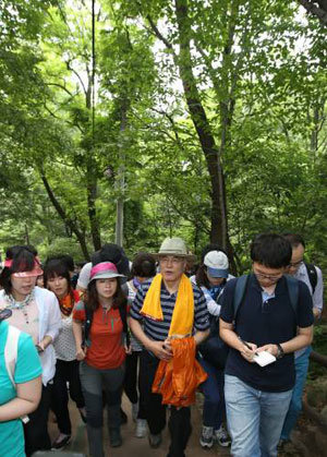 Ex-presidential candidate hiking with reporters
