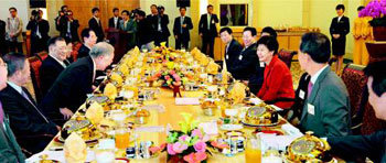 President Park meets with economic delegates