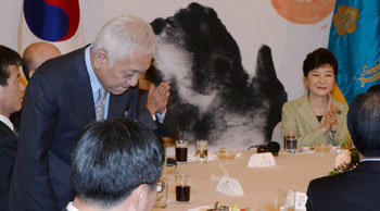 Pres. Park exchanges New Year`s greetings with opposition leader