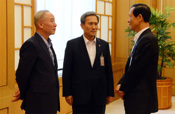 Two of top-3 national security officials resign