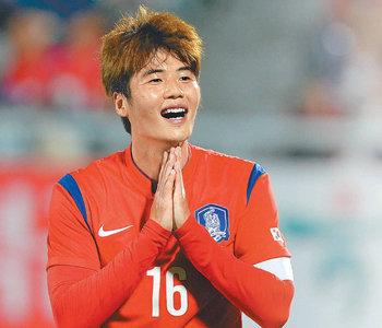 Who will partner with Ki Sung-yueng under coach Stielike