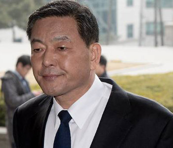 Former naval chief probed for corruption scandal