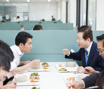 Seoul National University cafeteria introduces 1 dollar breakfast