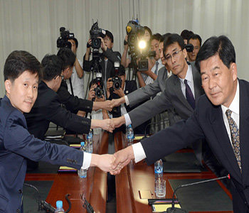 Two Koreas hold first meeting in 1 year