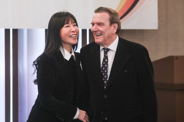 シュレーダー独元首相 今秋 韓国人女性と結婚 東亜日報