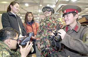 人気再来 軍服ファッション 東亜日報