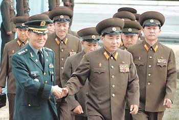 北朝鮮代表団を迎える韓国側代表団 東亜日報
