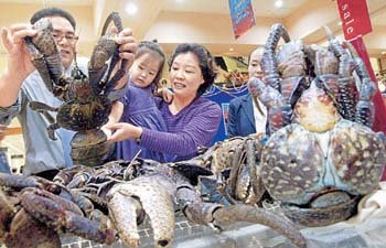 美味しそうな ヤシを食べるカニ 東亜日報