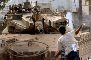 イスラエル軍戦車に投石