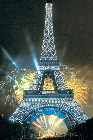 パリ祭 祝うエッフェル塔の花火 東亜日報