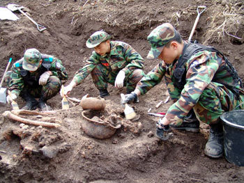 韓国戦争の戦死者遺体を発掘 東亜日報