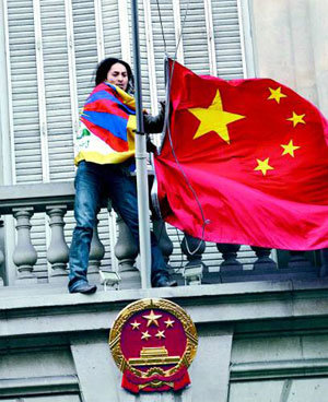 パリの中国大使館 引きずり下ろされる五星紅旗 東亜日報