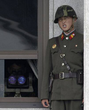 韓国側を睨み付ける板門閣の北朝鮮兵士 東亜日報