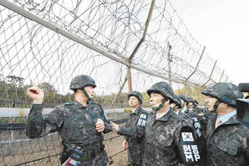 北朝鮮兵士が鉄柵を越えても分からなかったとは 東亜日報