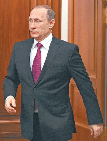 左手だけを振りながら歩くプーチン ｋｂｇの痕跡 東亜日報