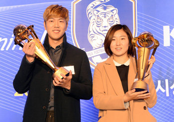 代表守備の要・金英権が2015韓国サッカーMVP受賞 | 東亜日報