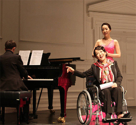 휠체어 탄 윤석화...7일 무대 오른다