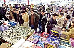 컴퓨터 벼룩시장 인파