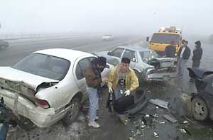 안개속 기록적 연쇄추돌로 교통 마비돼