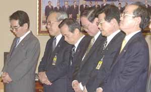 고개숙인 경제장관들