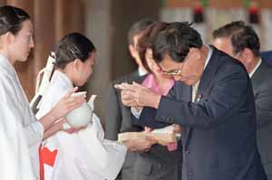 야스쿠니 참배하는 가메이