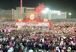 북한 태양절 10만명 군무