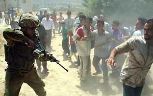 총과 맨주먹의 대결