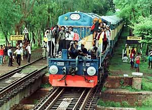 -방글라데시 35년만에 열차운행