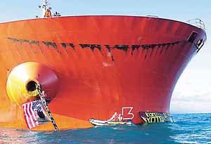 바다에서 그린피스 맹활약