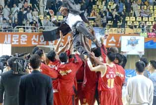 작년 꼴찌동양, 감격의 우승