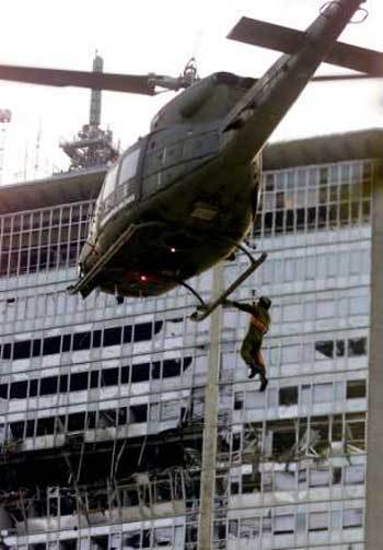  소형기 빌딩충돌 구조작업